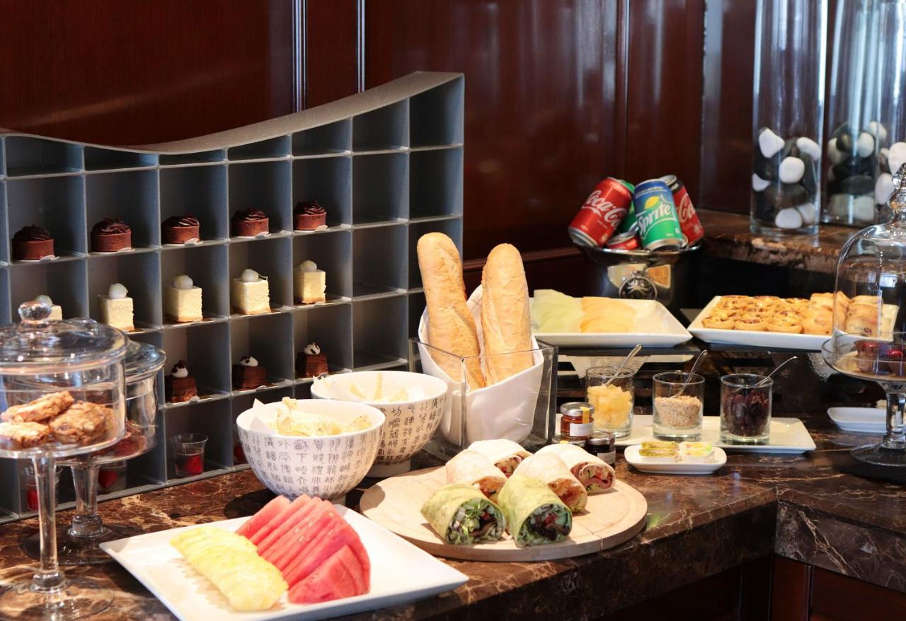 Marco Polo Hongkong Hotel Eksteriør bilde A buffet at a hotel