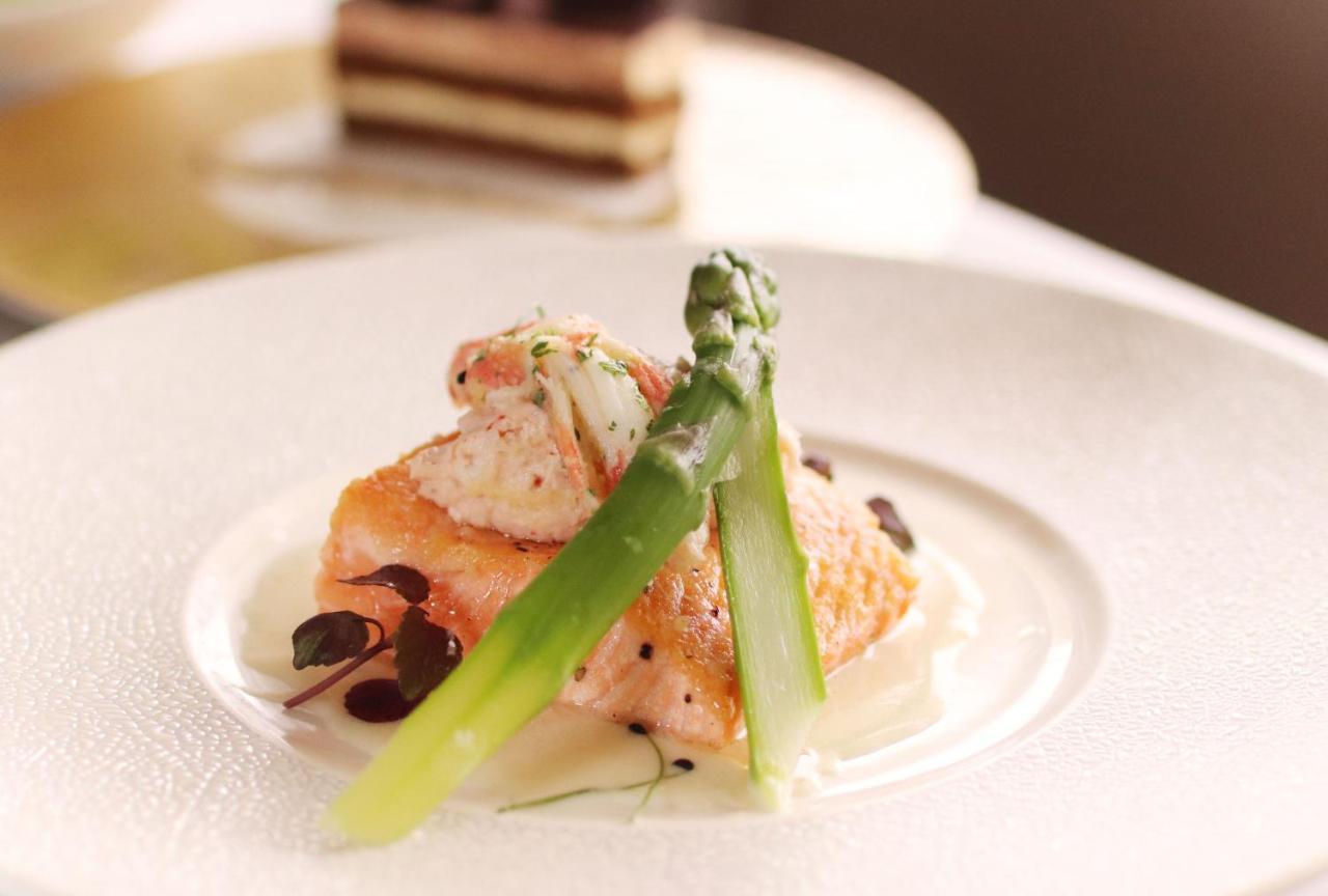 Marco Polo Hongkong Hotel Eksteriør bilde Salmon with asparagus