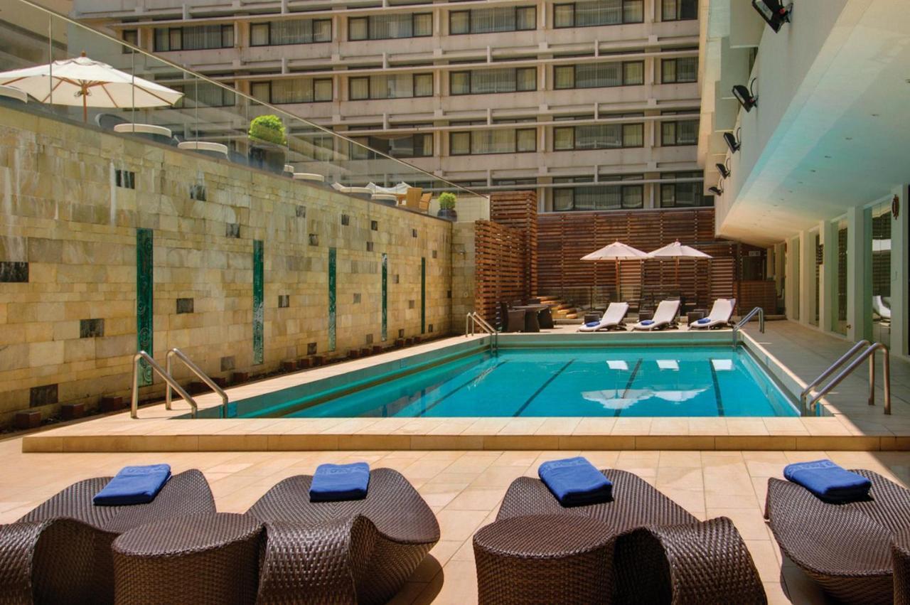 Marco Polo Hongkong Hotel Eksteriør bilde The swimming pool at the hotel