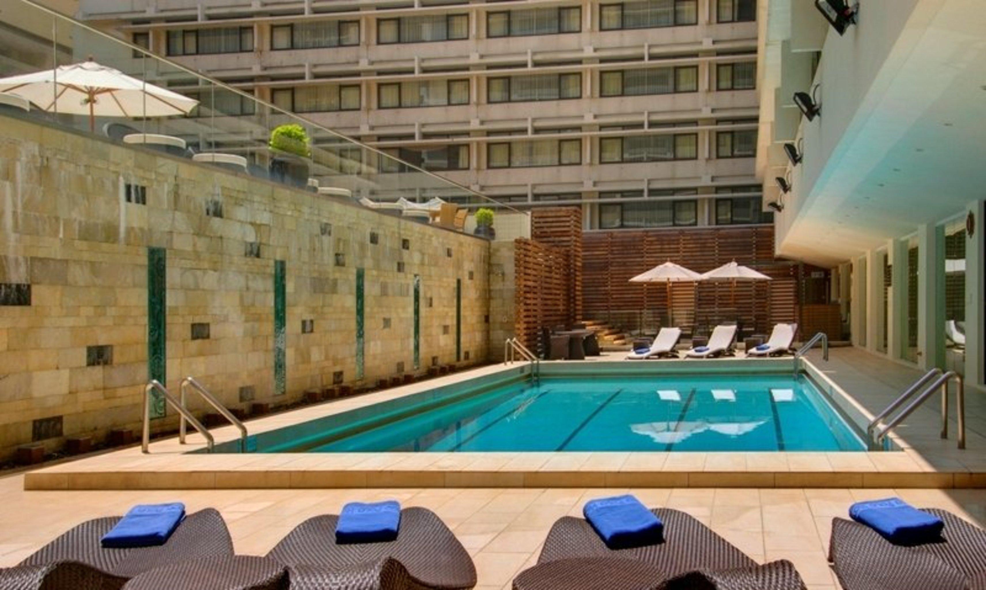 Marco Polo Hongkong Hotel Eksteriør bilde The swimming pool at the hotel