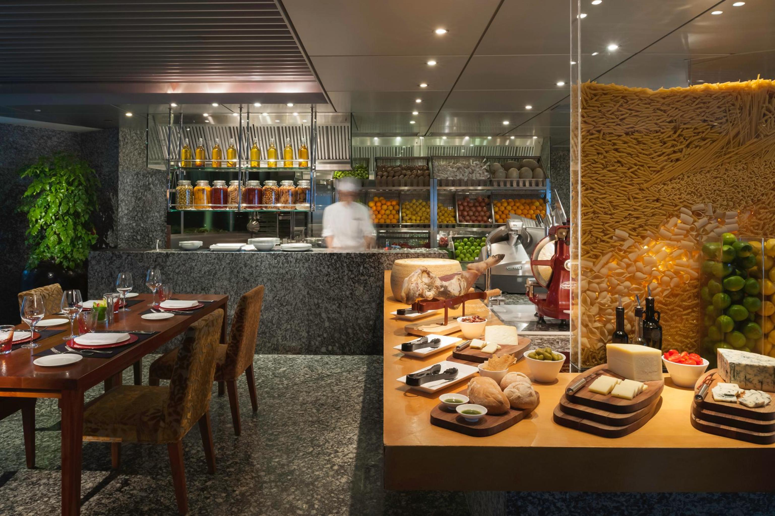 Marco Polo Hongkong Hotel Eksteriør bilde The kitchen at the restaurant