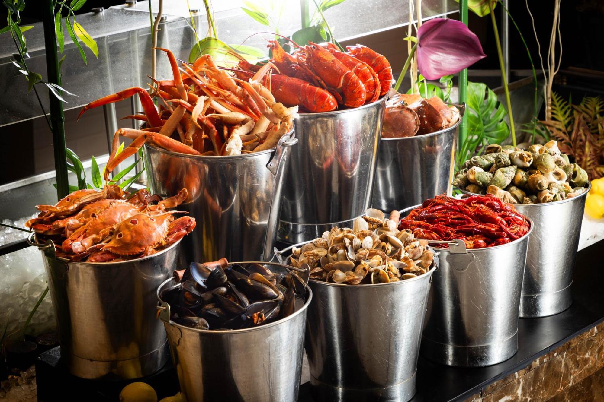 Marco Polo Hongkong Hotel Eksteriør bilde Seafood at a buffet